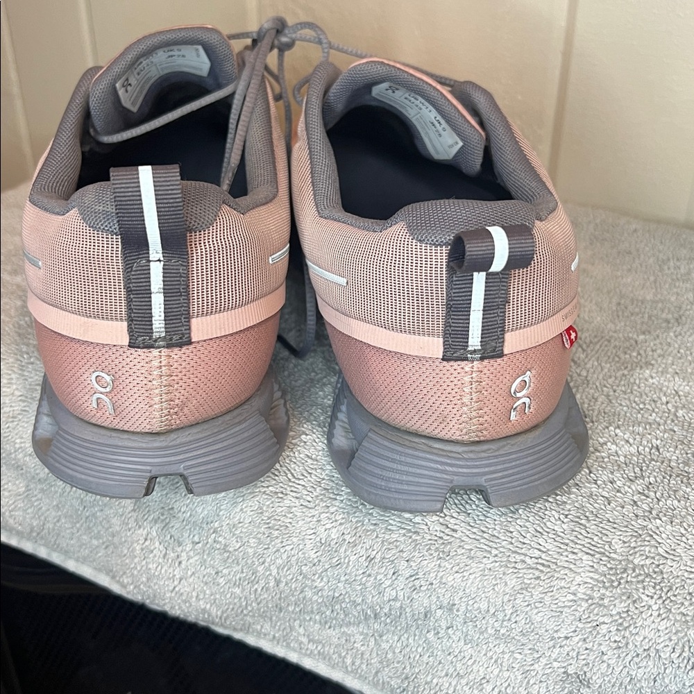On Running Blush and Charcoal Shoes - Picture 4 of 9